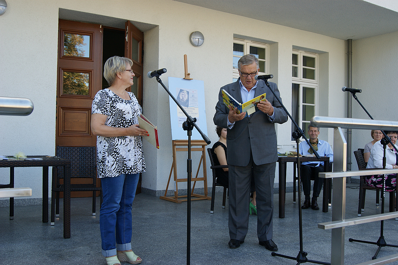 Dziea Aleksandra Fredry czytali m.in. burmistrz Sierpca Marek Komider i dyrektor Szkoy Podstawowej nr 2 Hanna Kurta.