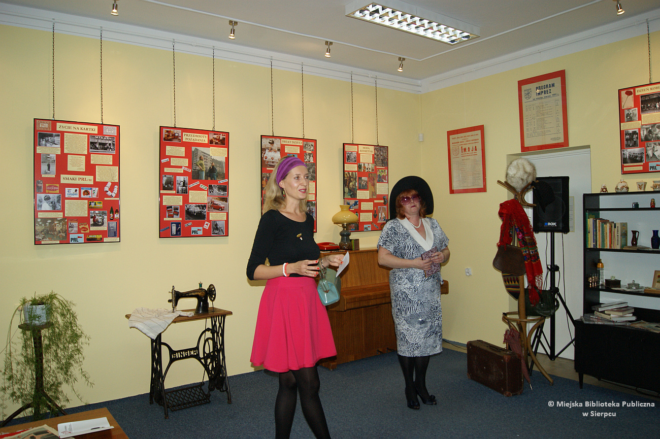 Autorki wystawy - Magdalena Staniszewska i Ewa Karolewska zapraszają gości do odbycia podróży sentymentalnej w czasie - 14.11.2013 r.