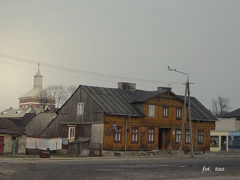 Drewniany dom na rogu ulic Okrzei i Księcia Wacława