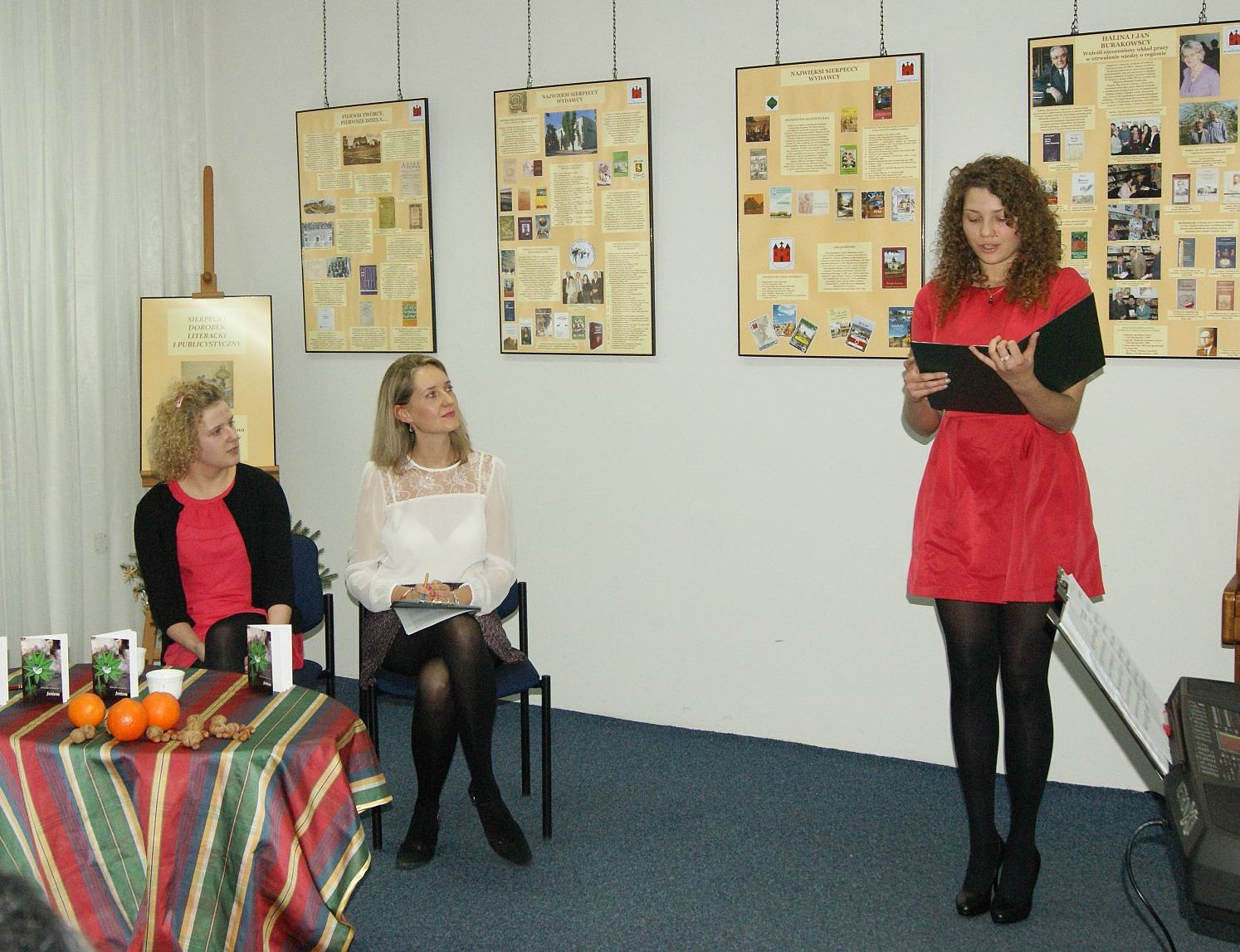 Niespodzank dla Oli bya prezentacja jej wierszy przez koleanki i koleg. Na zdjciu Aleksandra Penszyska i Dominika Karolewska.
