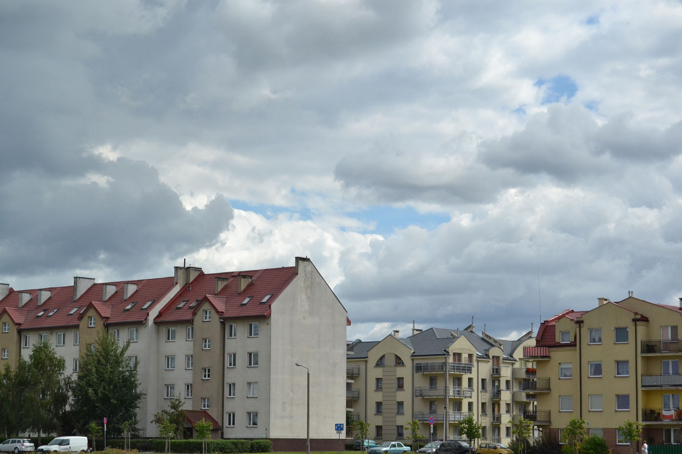 Burzowe niebo nad kompleksem osiedla Witosa w Sierpcu, lipiec 2016 r.