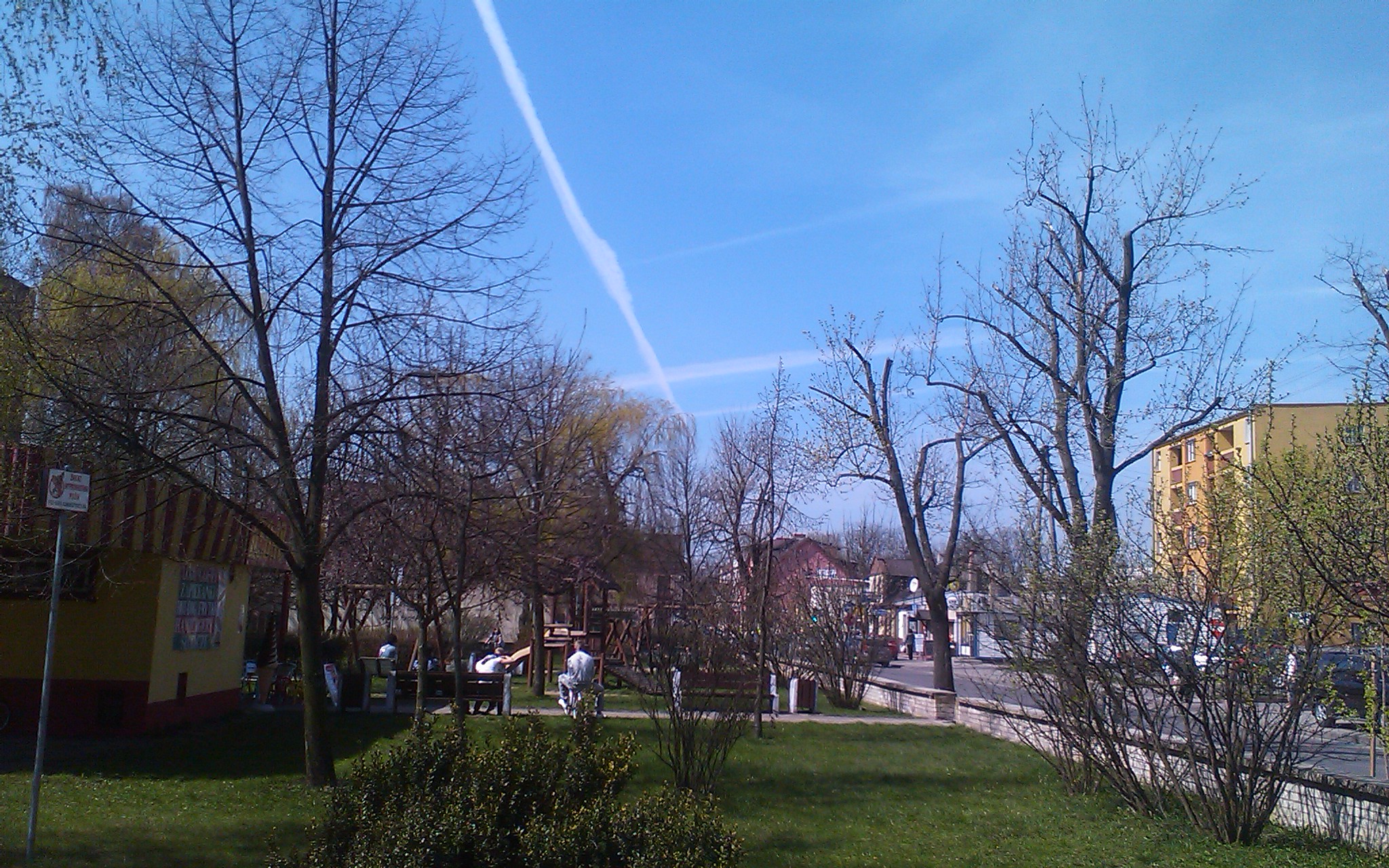 Po Piaskach czas na miasto. Oto kolejny krzyż na niebie wykonany przez samoloty, ale tym razem w Sierpcu (21 kwietnia 2011 r. godz 12:40)