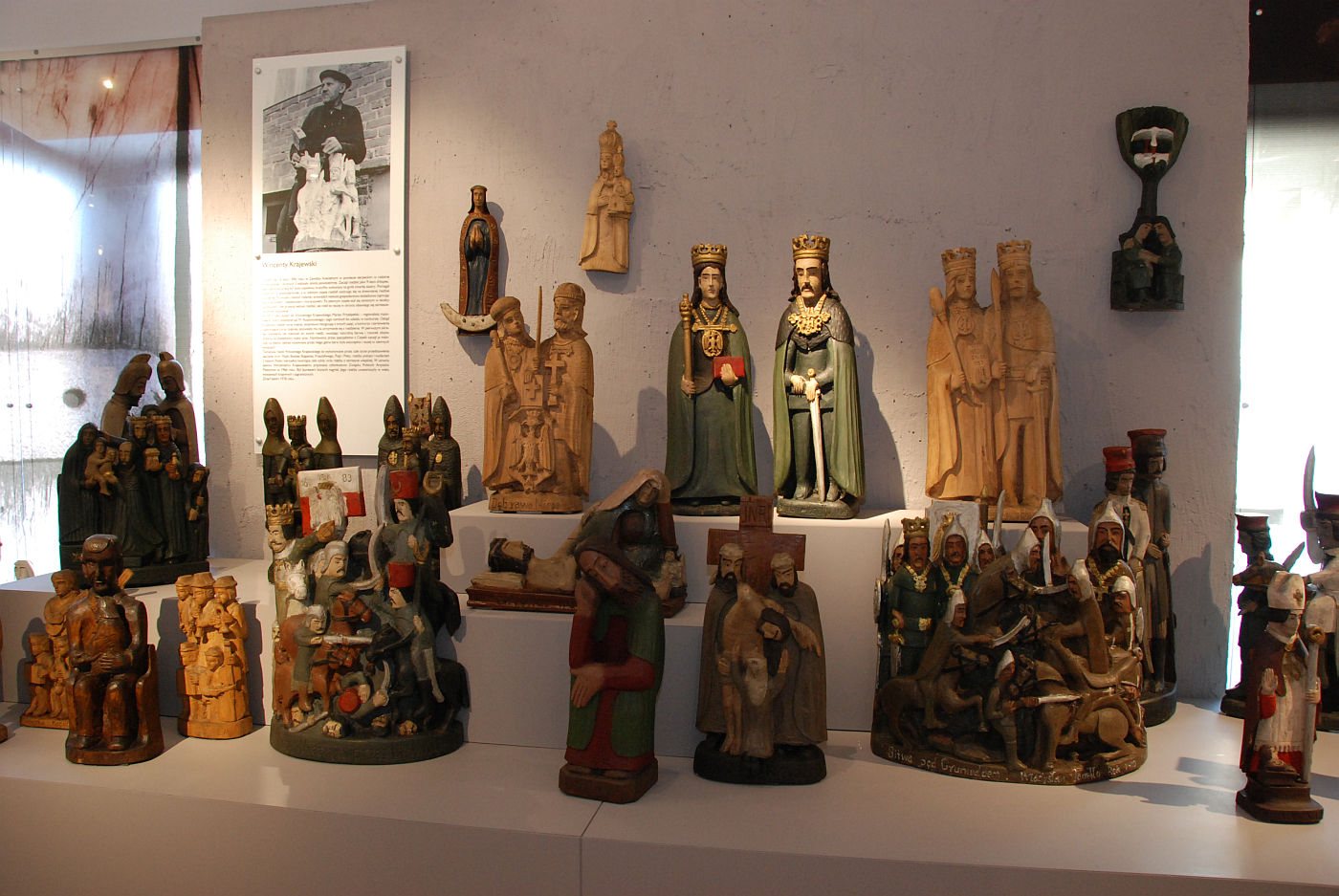 Kolekcja rzeb ludowych zgromadzona w Galerii na terenie Muzeum Wsi Mazowieckiej w Sierpcu.