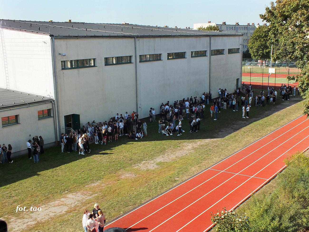 Ewakuacja uczniw Liceum Oglnoksztacce­go...  spokojnie, to tylko wiczenia, 29.09.2023 r.