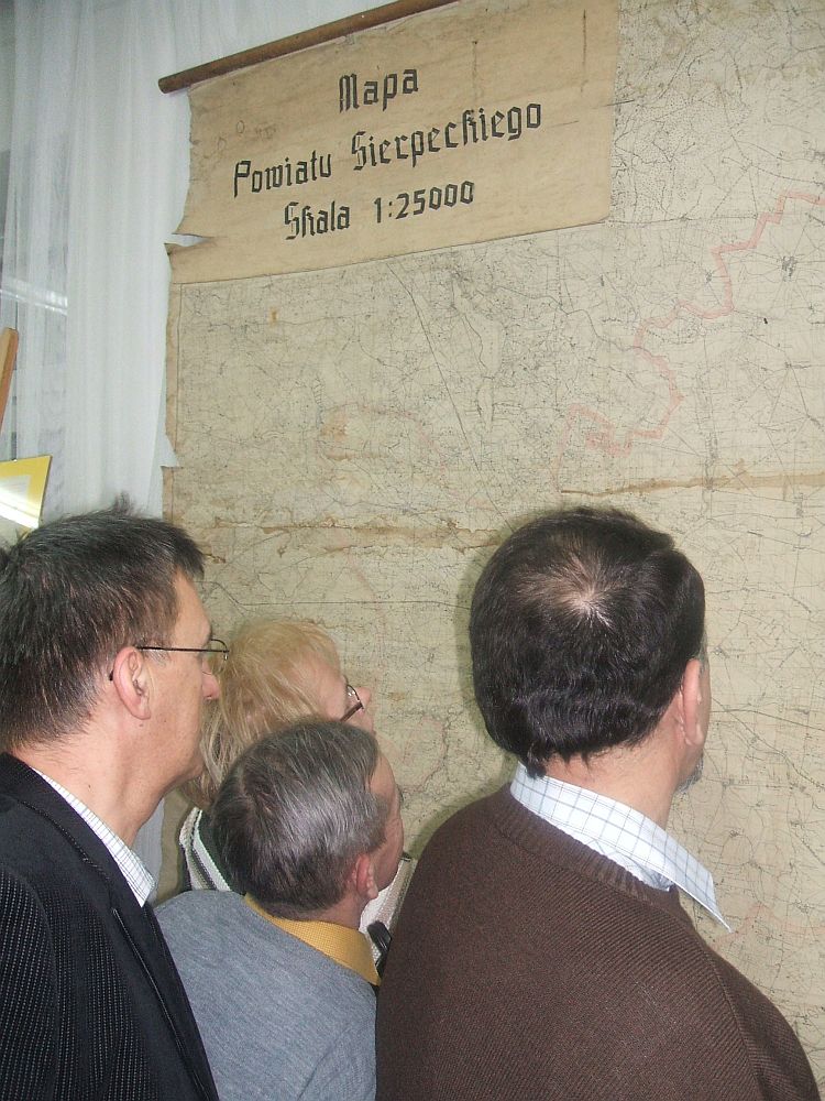 Due zainte­resowanie  ogldajcych wzbudzia mapa powiatu sierpeckiego z okresu midzywoje­nnego. 