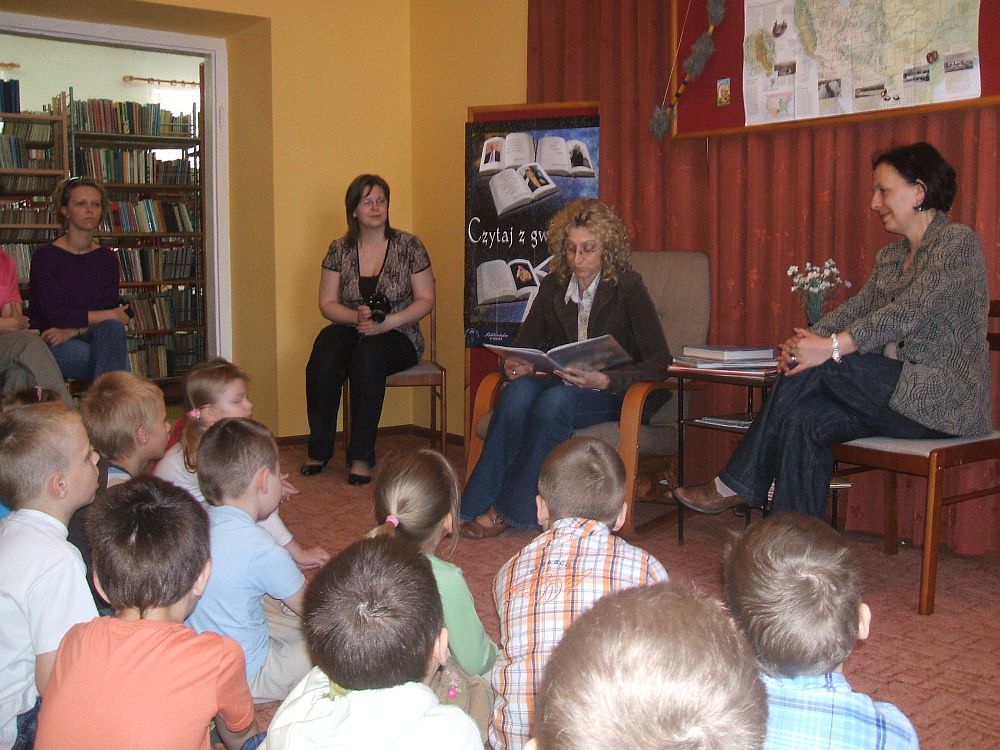 Czwartkowe czytanie rozpocza polonistka z sierpeckiego Liceum Oglnoksztaccego  - Marlena Peplinska.
