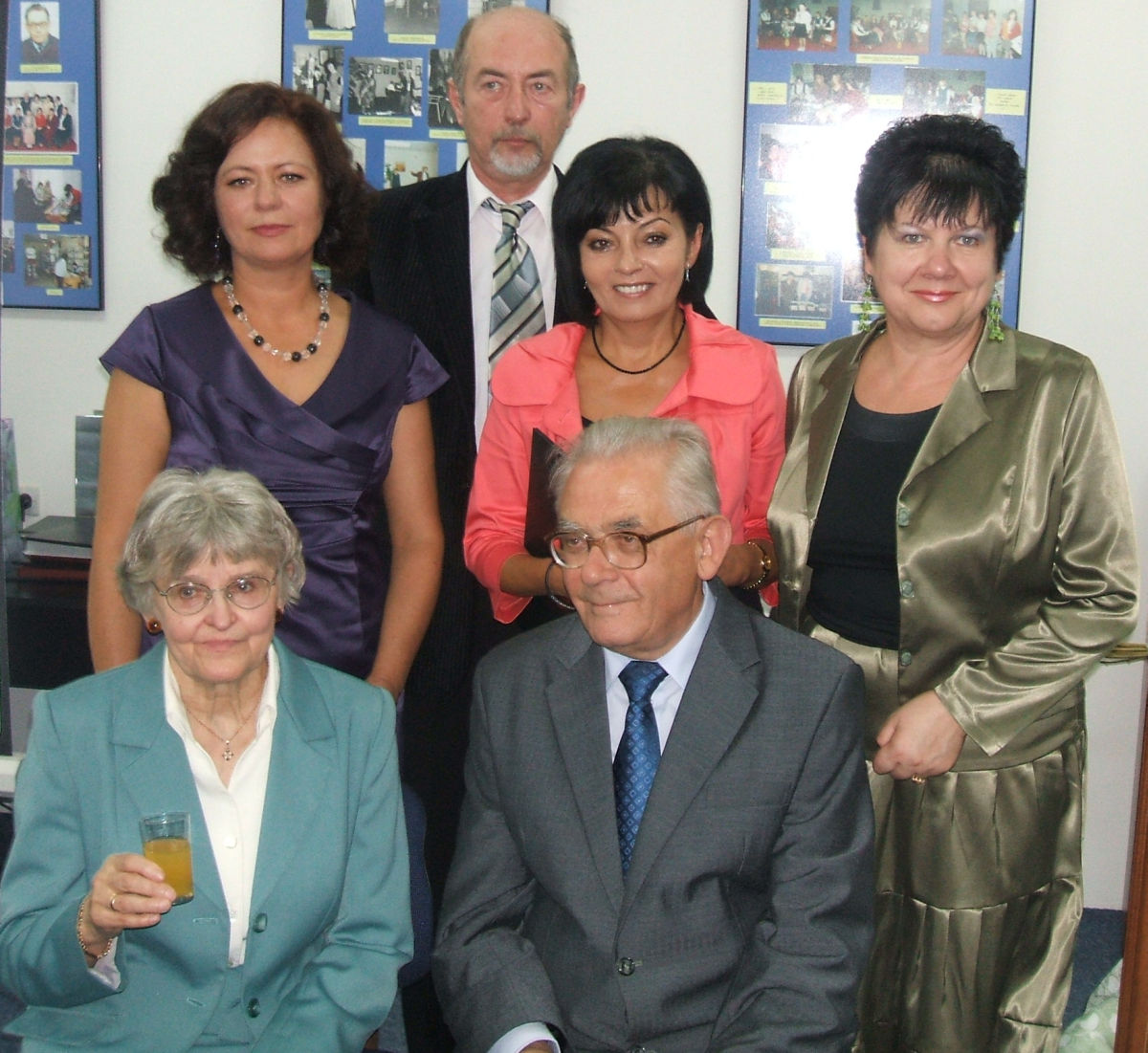 Wsplna fotografia z wyrnionymi literatami. Od lewej stoj: Wiesawa Stopiska, Zdzisaw Dumowski, Ewa Nowakowska, Maria Winiewska.