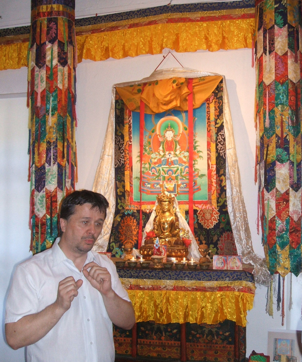 Dariusz Sawczuk przy modelu tybetaskiego otarza.