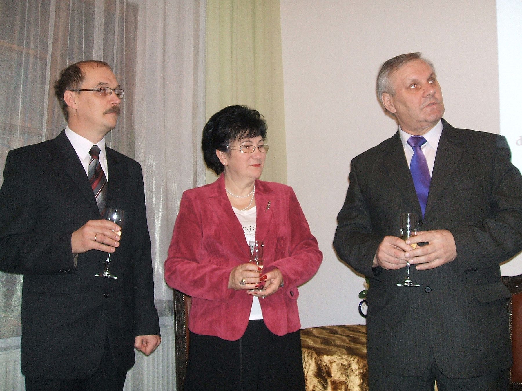 Przedstawiciele  Zarzdu sierpeckiego Oddziau TNP dr Henryka Piekarska i Grzegorz Wsiewski wraz ze starost sierpeckim Janem Laskowskim podczas noworocznego toastu.