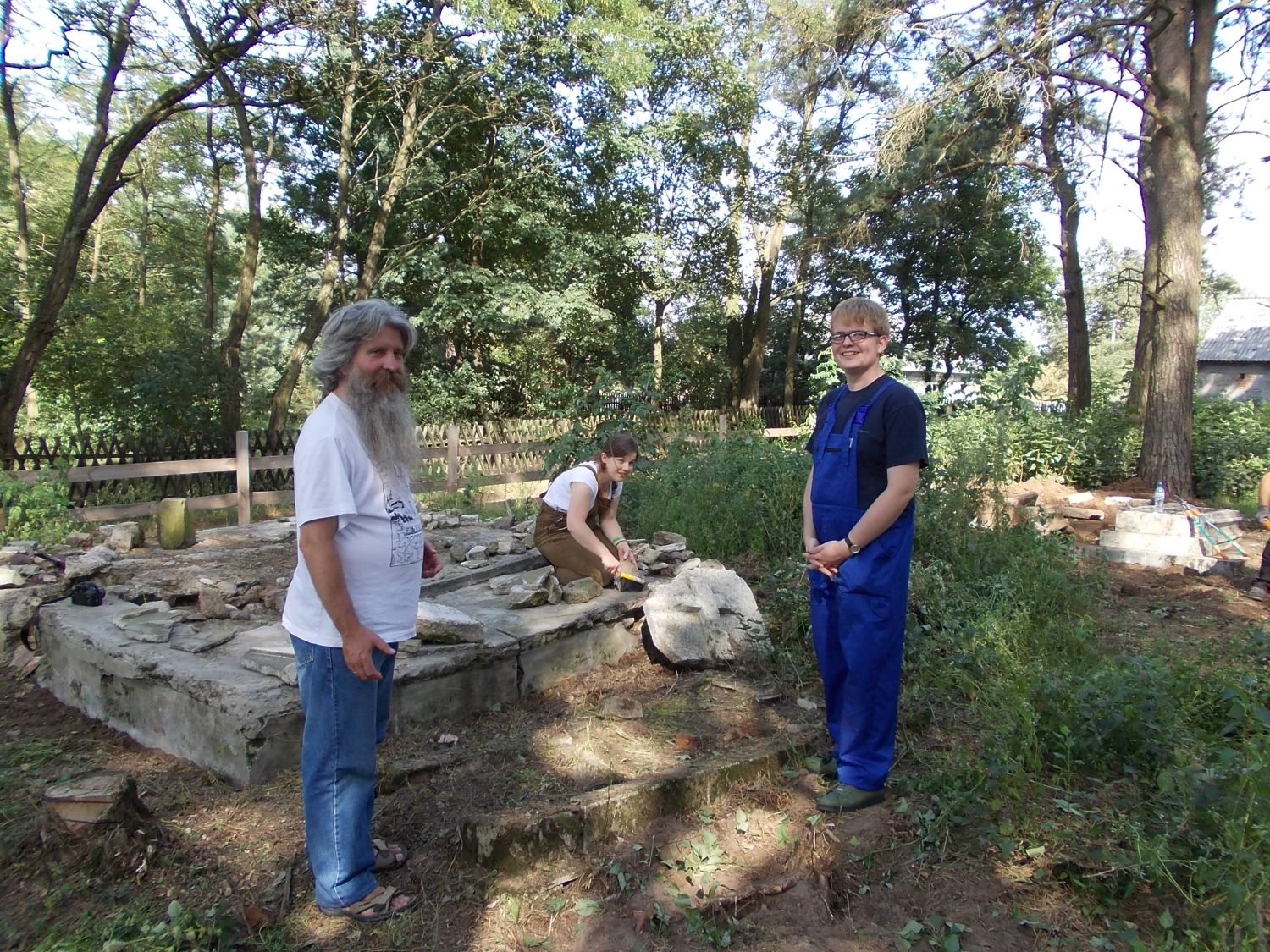 W sobot 4 sierpnia pracujc na cmentarzu modzie odwiedzi historyk Pawe Bogdan Gsiorowski. Na zdjciu z Tomaszem Kowalskim i Ann Zglisk.