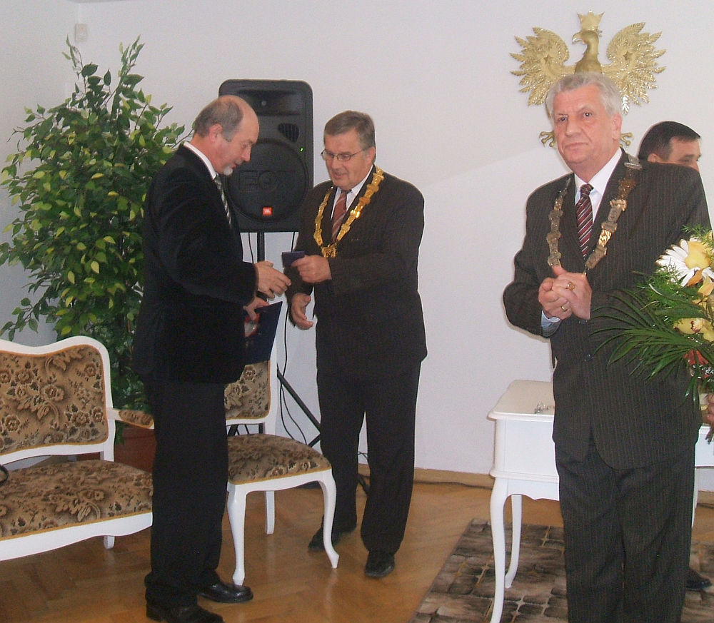 Moment wrczenia medalu przez burmistrza.
