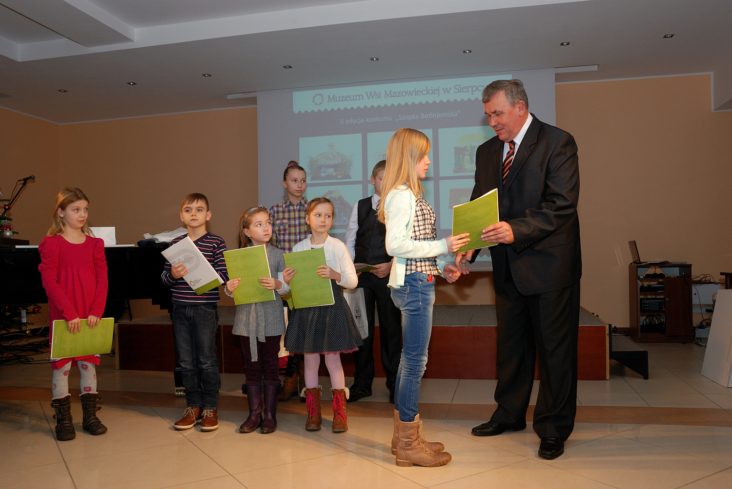 Nagrody wrczy laureatom dyrektor MWM Jan Rzeszotarski.