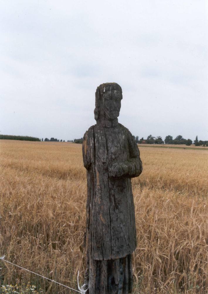 Drewniana rzeźba przy drodze w Piaskach
