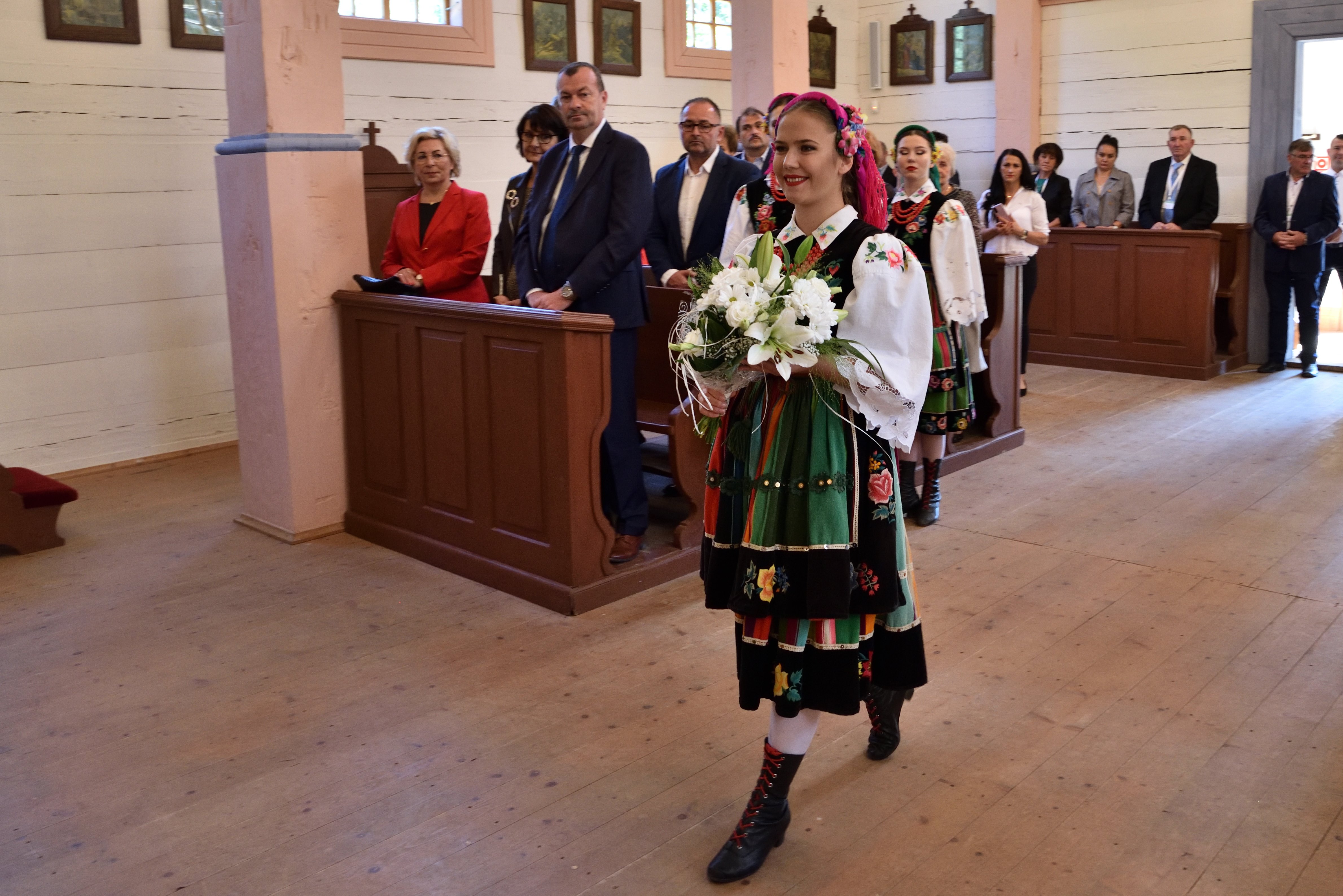 Wydarzenie rozpoczęła msza święta odprawiona przez księdza kanonika Sławomira Zalewskiego w zabytkowym kościele z Drążdżewa z udziałem byłych i obecnych pracowników Muzeum, a także osób, które przez lata angażowały się w jego życie i rozwój, 8 września 2021 r.