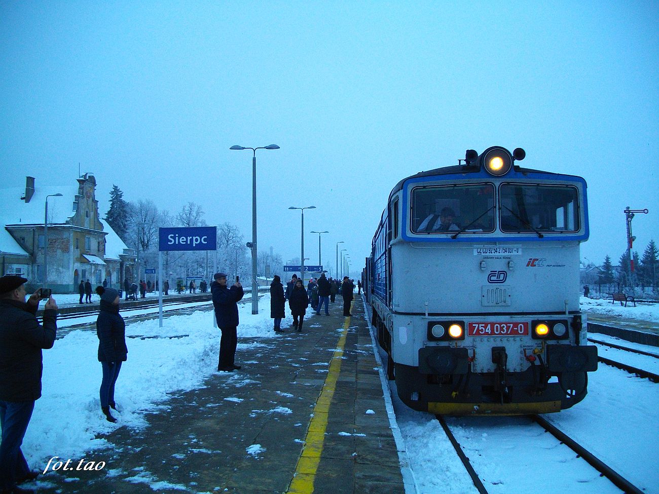 Pocig osobowy TLK Flisak na peronach sierpeckiej stacji, 12 grudnia 2021 r.
