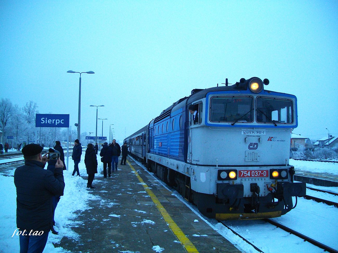 Na fotografii pocig TLK Flisak w kierunku do Gdyni. 12 grudnia 2021 r.