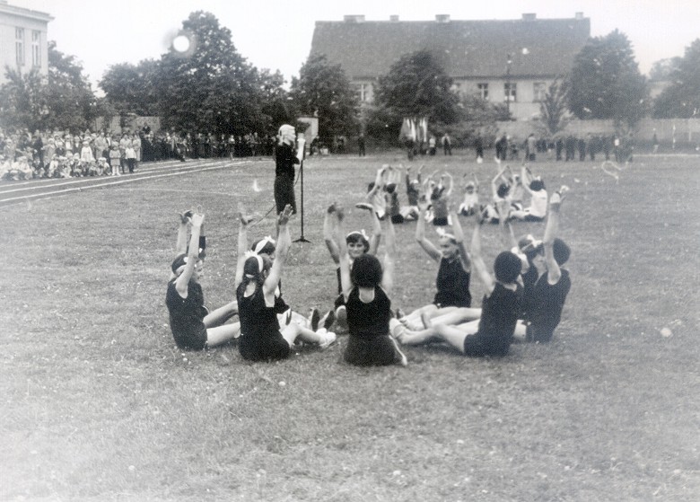 Jedna z pierwszych imprez zorganizowanych  na stadionie miejskim przez <B>Towarzystwo Krzewienia Kultury Fizycznej</B>.<BR>  Tu - pokaz gimnastyki artystycznej. Lata 60-te XX wieku.