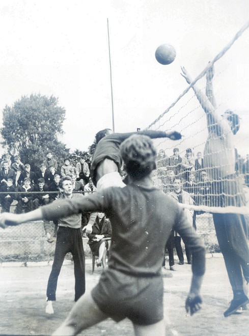 Zawody siatkarskie rozgrywane na boisku przy stadionie miejskim - 1971 r.<BR> Obecnie w miejscu dawnego boiska rozstawiane są wszelkiego rodzaju kramy i stoliki piwne podczas imprez.