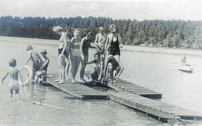 Zajęcia nauki pływania organizowane przez <B>Towarzystwo Krzewienia Kultury Fizycznej</B> w Szczutowie - początek lat 70-tych XX w.