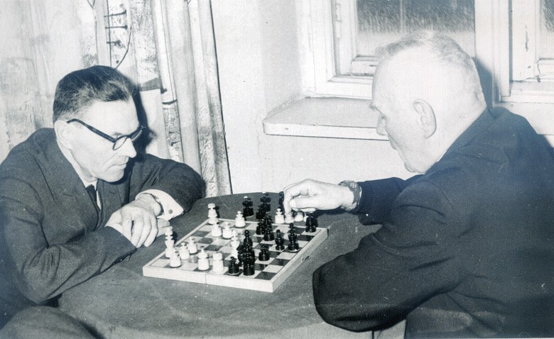 Ks. Ludomir Lissowski przy partii szachów lata 60-te XX w.
