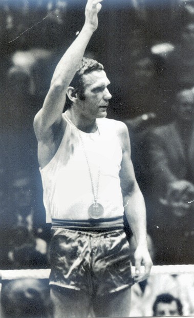 Rok 1973 - pokaz walk bokserskich zorganizowany w Domu Kultury.<BR> Na zdjęciu <B>Jan Szczepański</B>. 