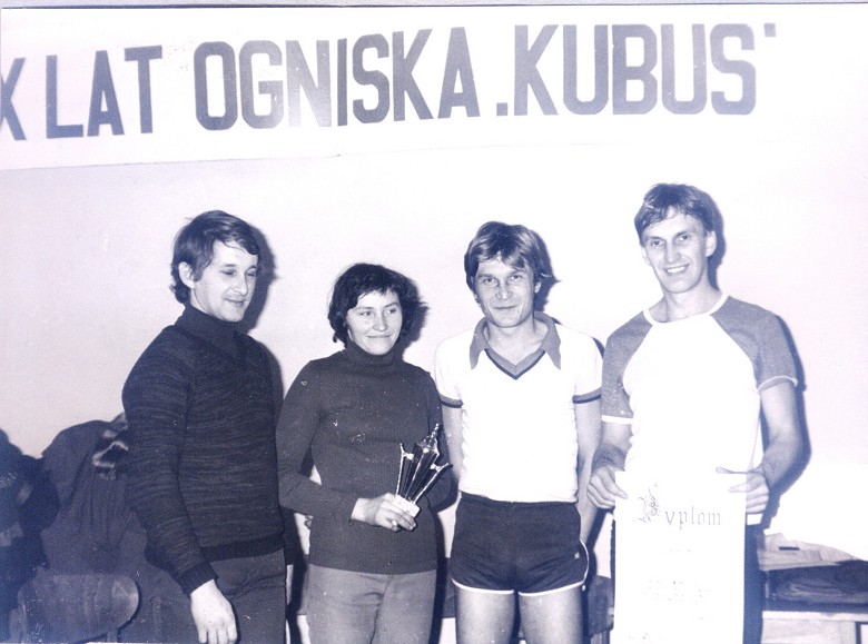 Rok 1982 - zawodnicy TKKF <I>Kubu</I> podczas zawodw zorganizowanych z okazji XX-lecia Ogniska.<BR> Jedyna kobieta na zdjciu to <B>Danuta Kozowska</I>, do chwili obecnej czynnie uprawiajca sport, gwnie biegi.