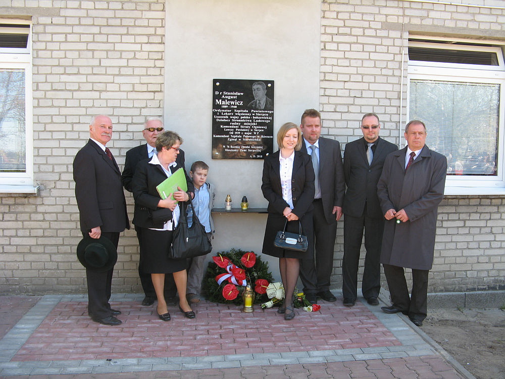 Pamitkowa fotografia rodziny Malewiczw przy tablicy powiconej S. A. Malewiczowi.