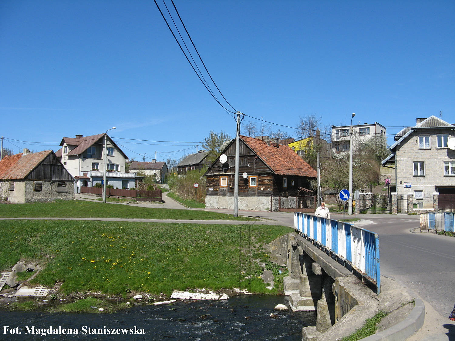 Widok na ulicę Żwirki i Wigury i most na Sierpienicy z ulicy Słowackiego. Zdjęcie wykonane w kwietniu 2010 roku.
