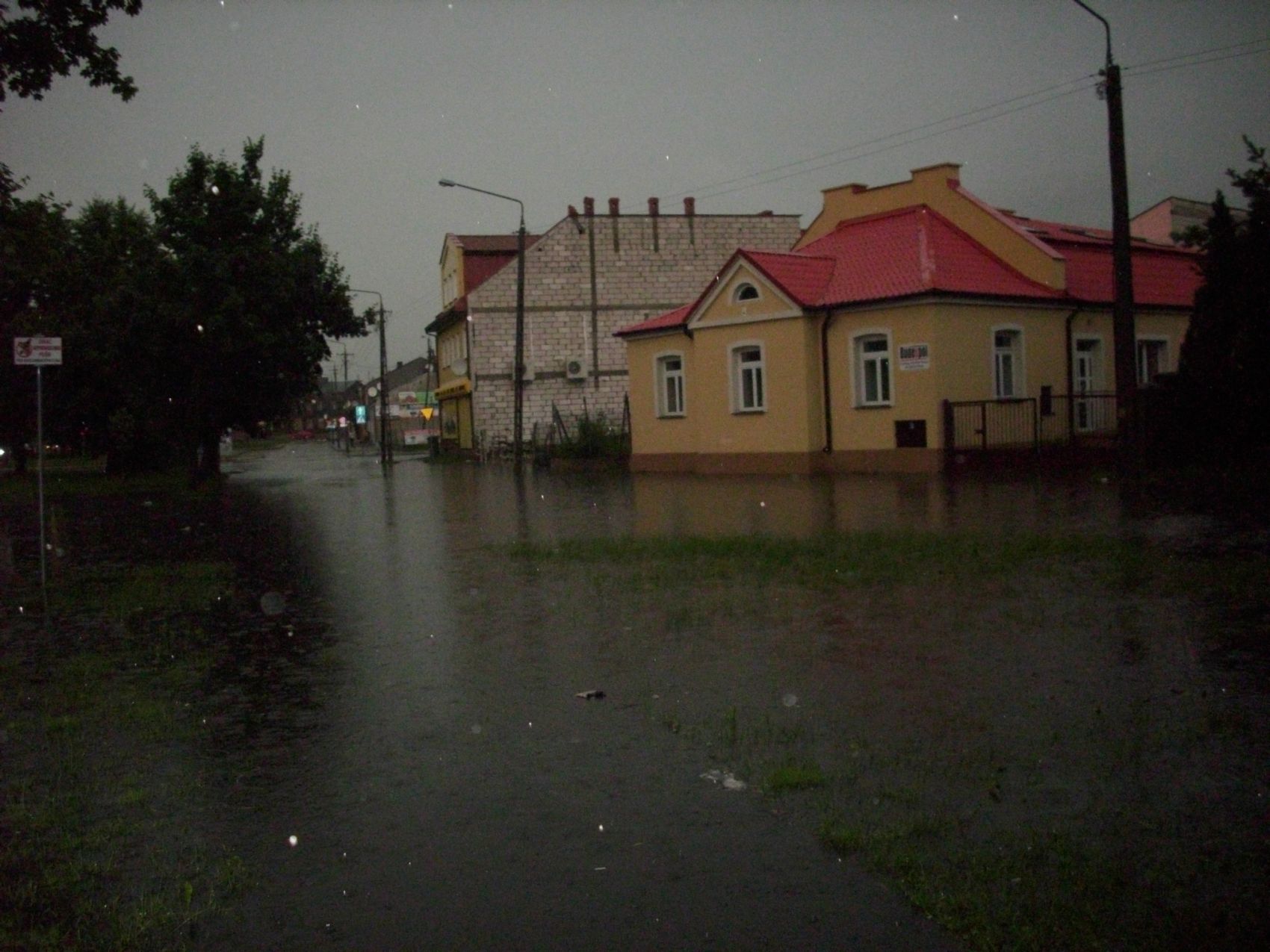 Krajobraz po wieczornej burzy 8 lipca 2011 r. (Małpiak - Park im. Paciorkiewicza) 