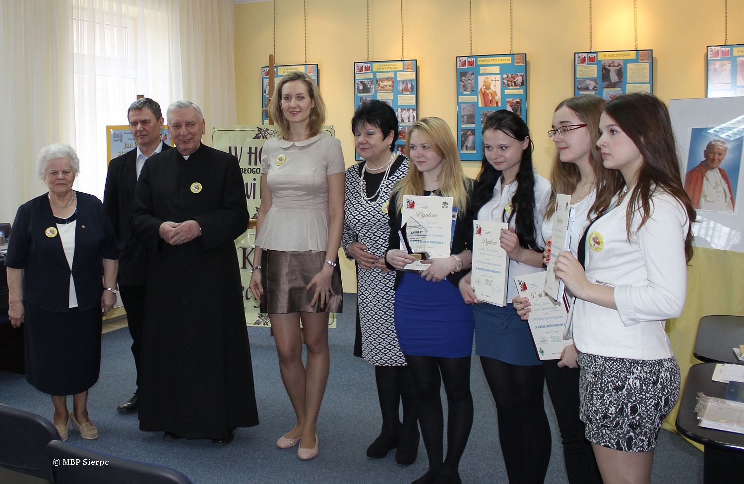 Nagrodzone licealistki wraz z jurorami i organizatorami konkursu.