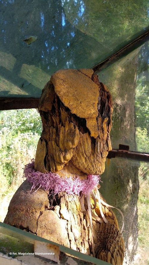 Drewniana figurka witego Jana Nepomucena z nowym przyodzieniem, Chocze, sierpie 2019 r.