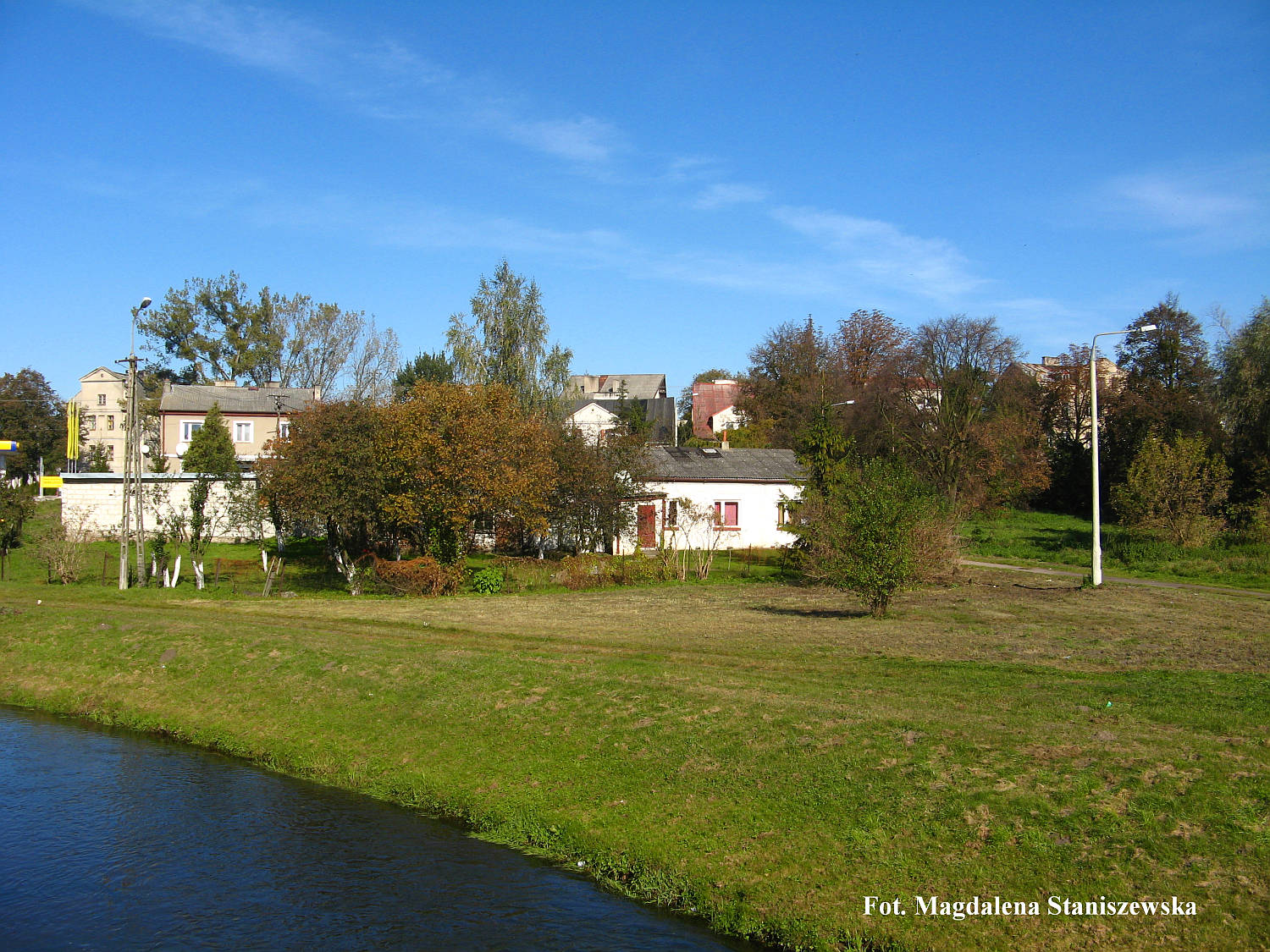 Widok na uregulowaną Sierpienicę i domy w tle. Pierwszy dom po prawej stronie to dawna rozlewnia oranżady państwa Smorzewskich. Fot. z października 2010 roku.