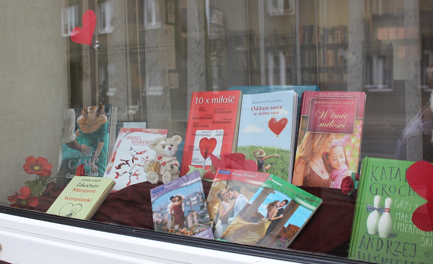 Walentynkowe pakiety ksiek w oknach Biblioteki Miejskiej