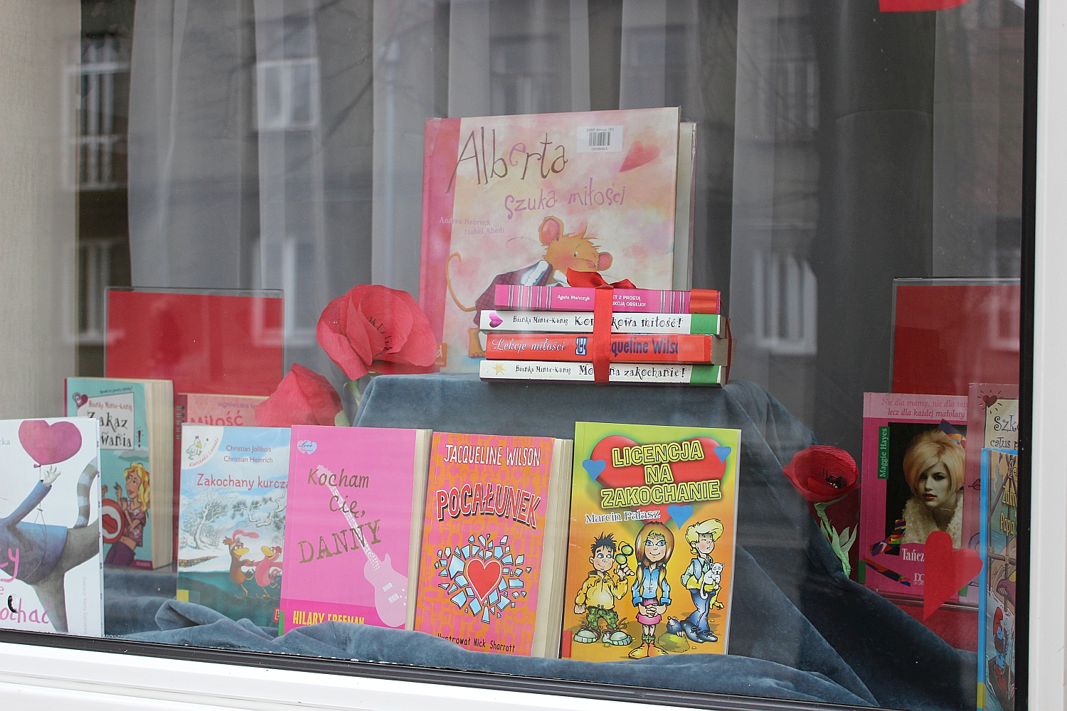 Walentynkowe propozycje ksikowe we frontowych oknach Oddziau dla Dzieci i Modziey Biblioteki Miejskiej w Sierpcu.