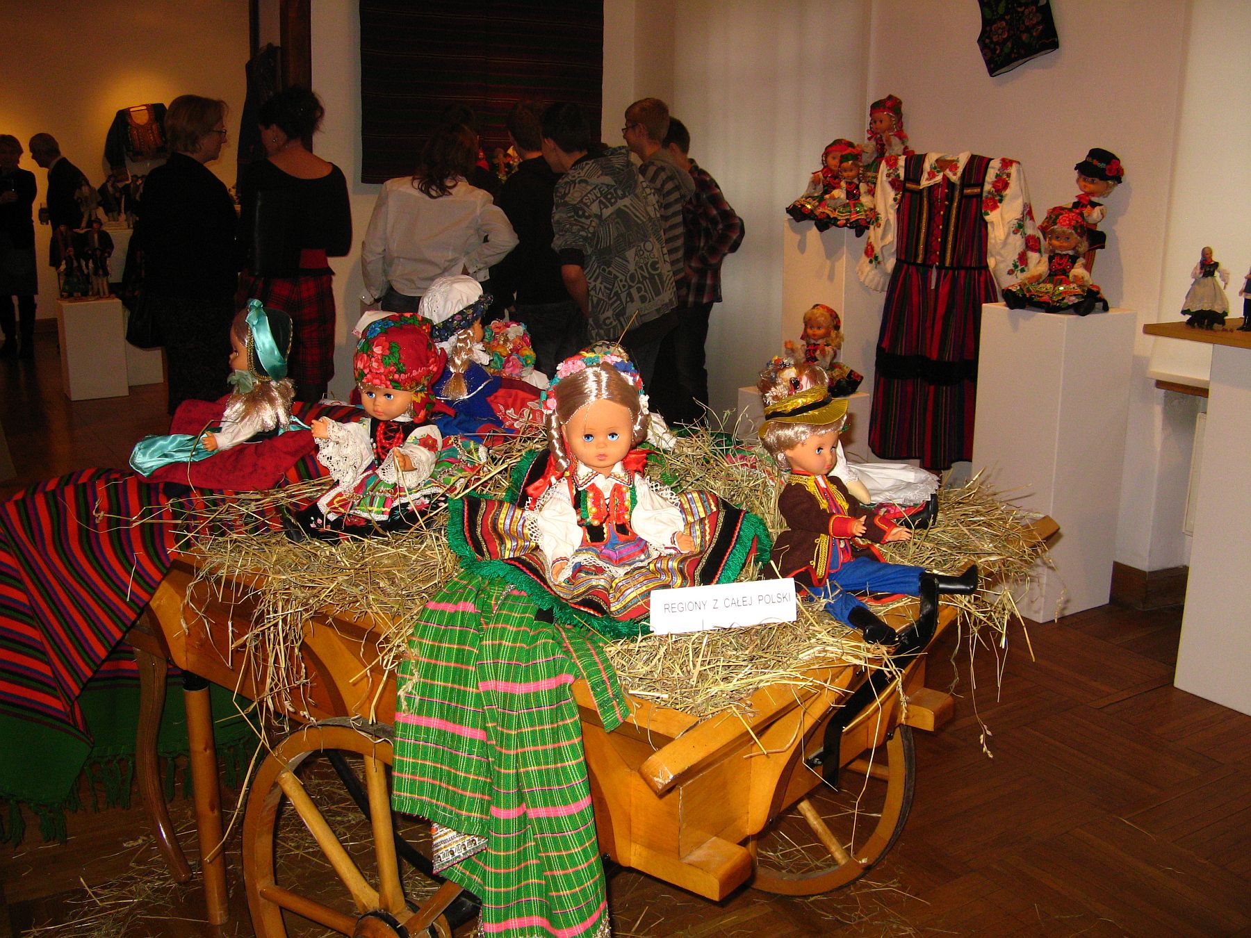 Centralnym elementem jednej z sal jest wz z lalkami ubranymi w polskie stroje regionalne.