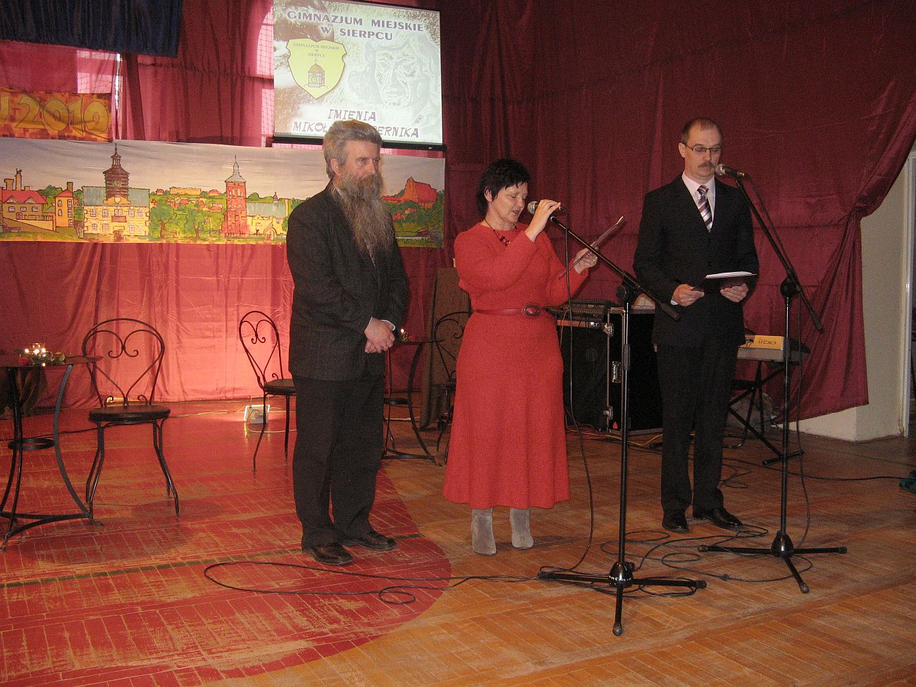 Bożena Wysocka i Grzegorz Wąsiewski przedstawiają poszczególnych nominowanych do Tytułu - jako pierwszy na scenie stanął Paweł B. Gąsiorowski.