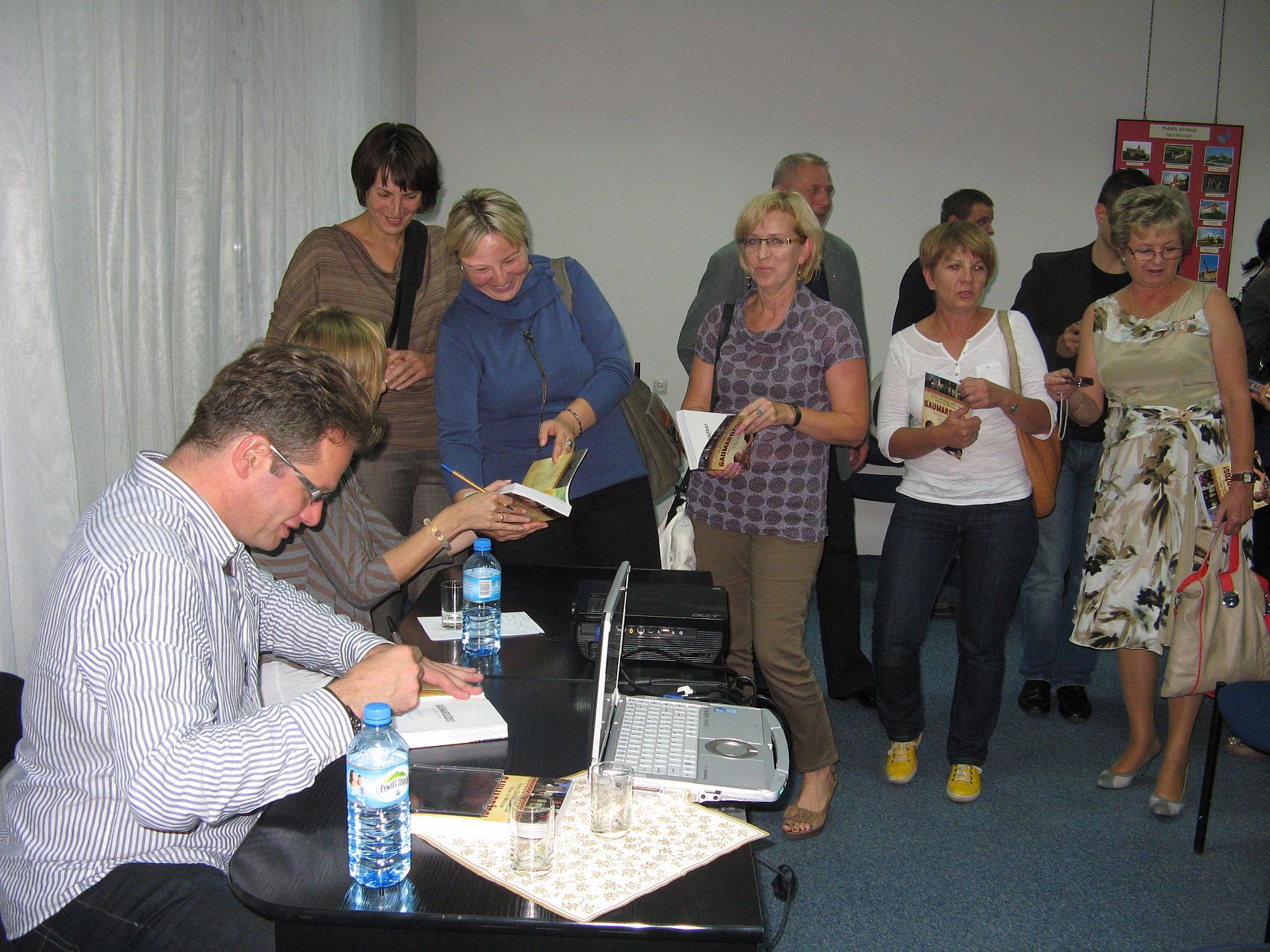 Kolejka po autografy do Anny i Marcina Mellerw, autorw ksiki 