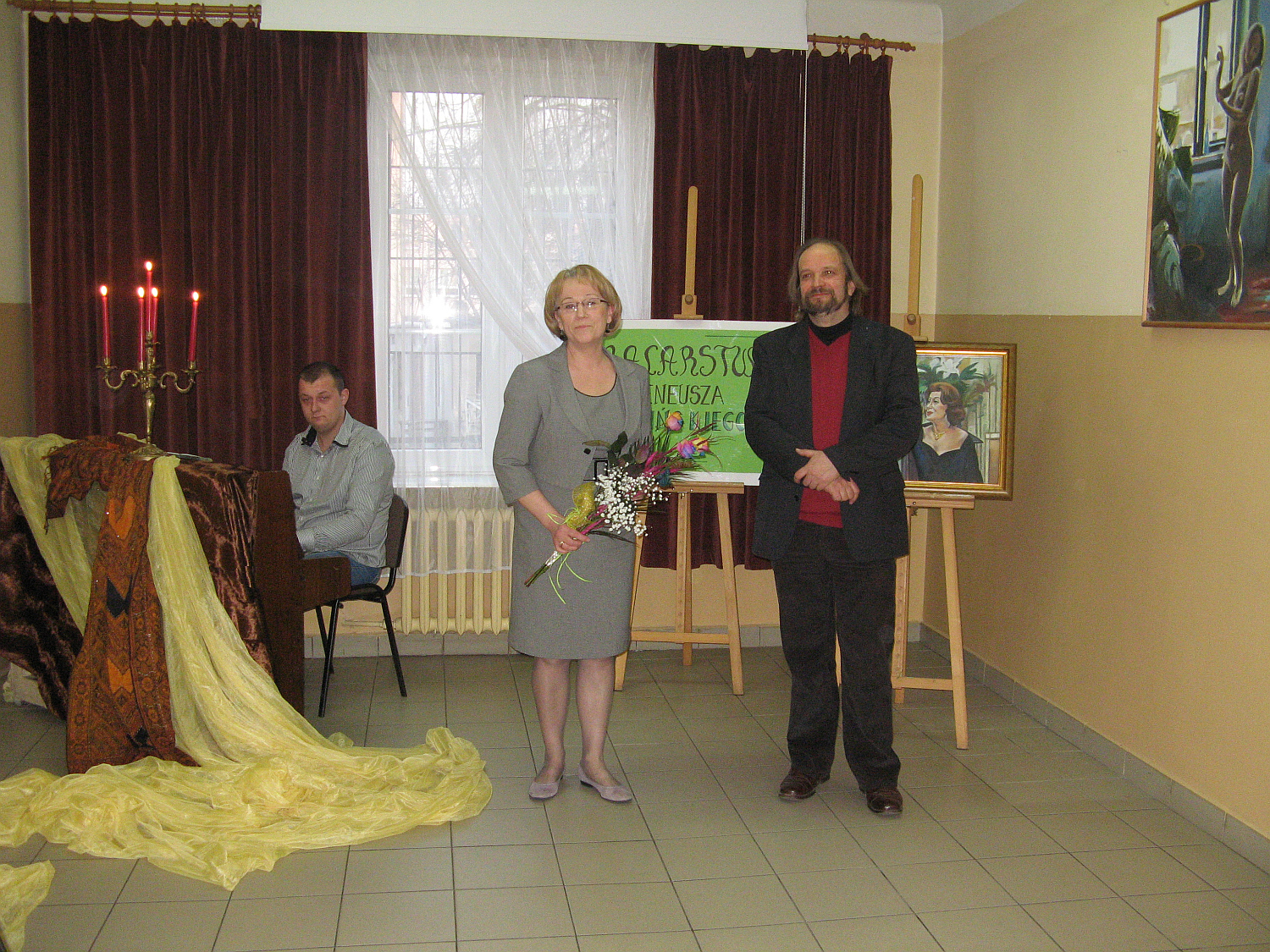 Ireneusz Bieliski wraz z dyrektor Domu Kultury Ew Wysock. Przy pianinie pan Artur, 7.03.2012 r.