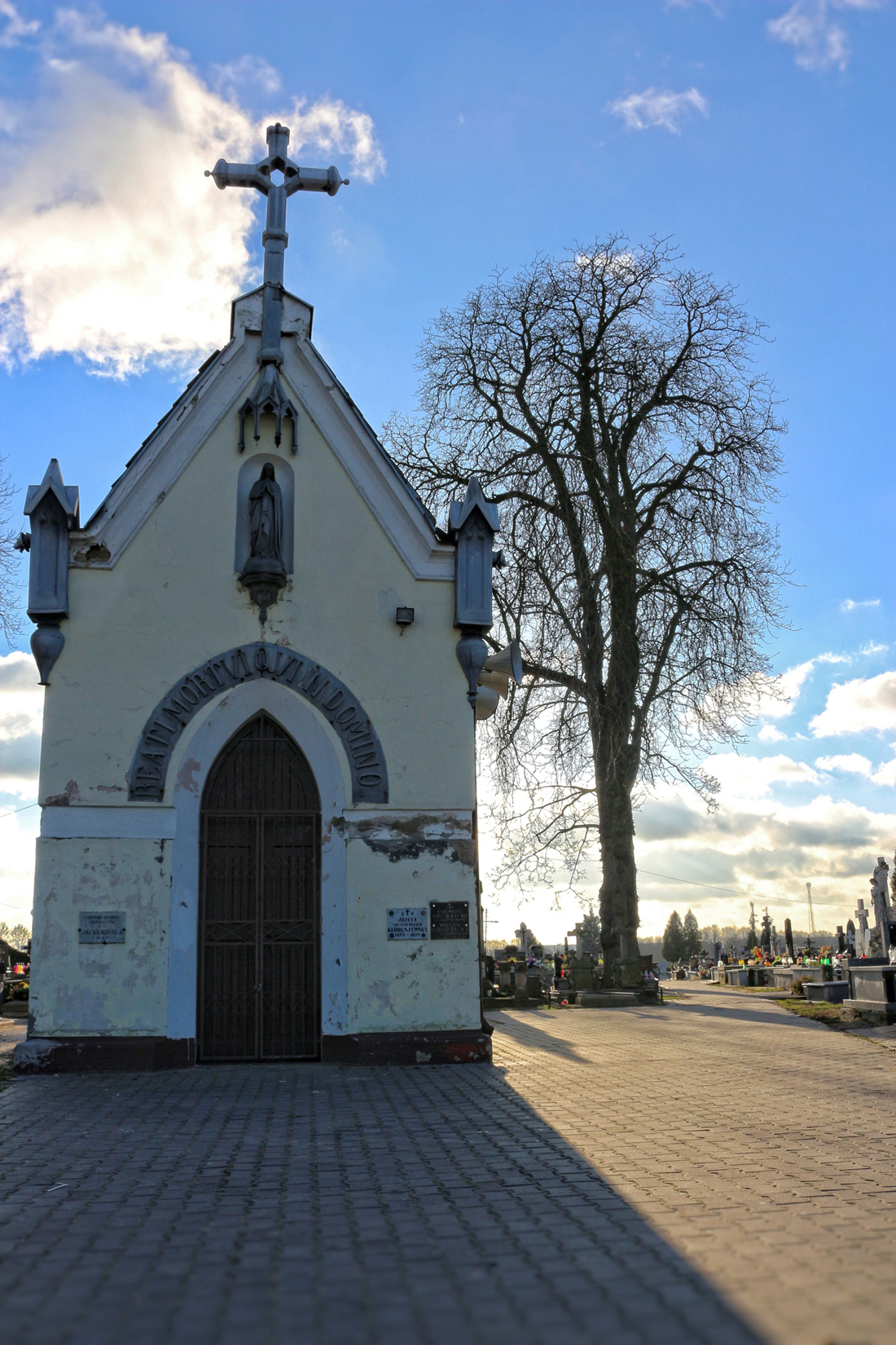 Kapliczka na sierpeckim cmentarzu parafialnym, 5.01.2015 r.