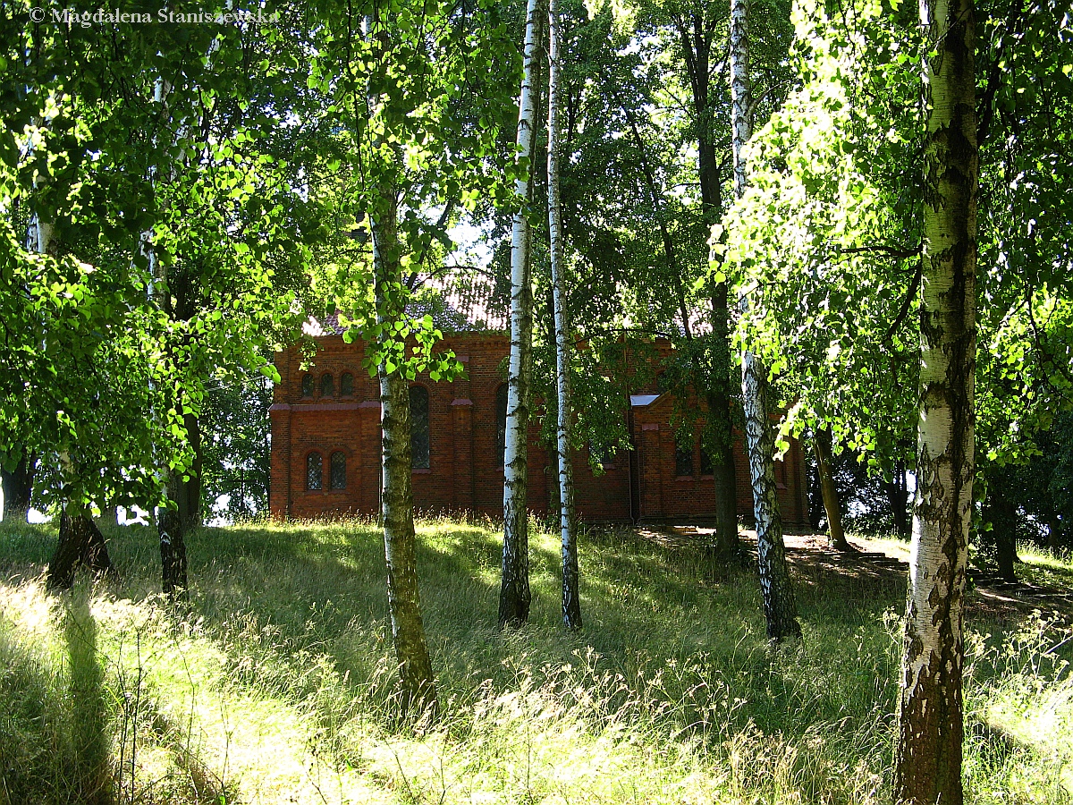 Kościół ulokowany jest w lasku brzozowym, na wzgórzu.