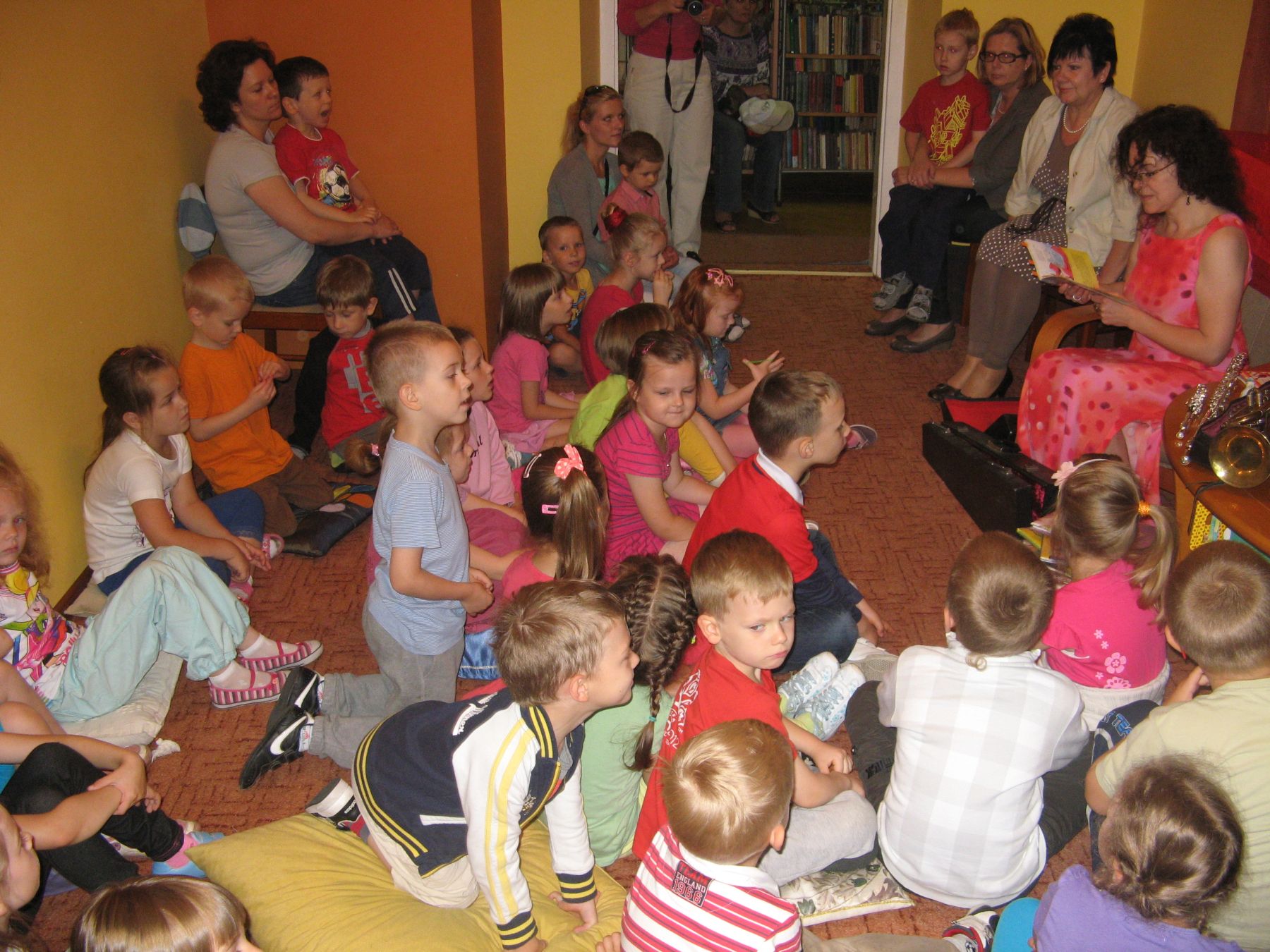 Dzieci zafascynowane byy wierszykami o instrumentach, ktre przed chwil miay okazj dotyka, 12.06.2012 r.
