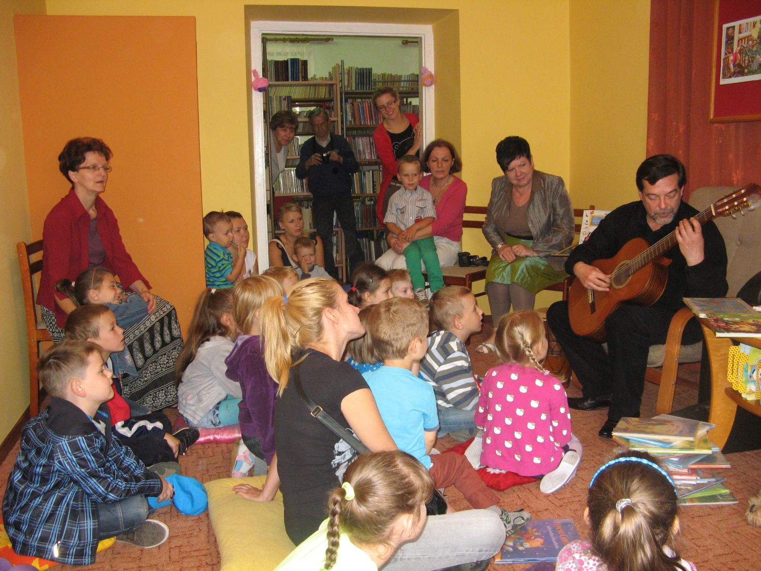 Dzieci usyszay gr Marka Tabisza na gitarze, 13.06.2012 r.