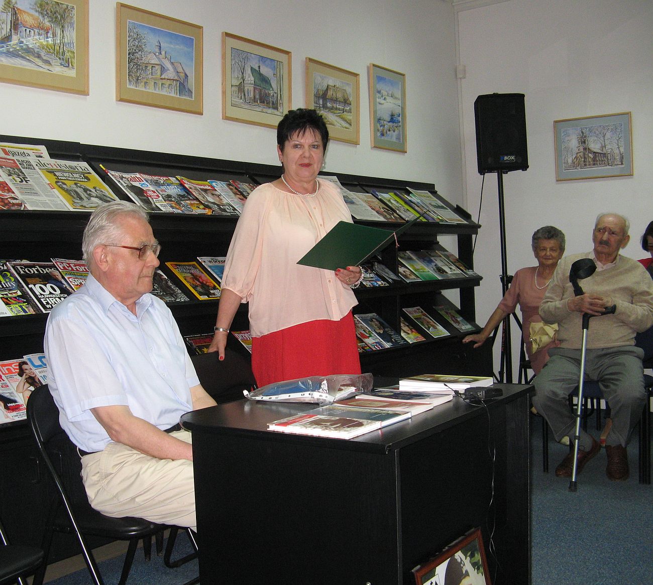 Spotkanie rozpocza dyrektor Biblioteki Miejskiej, Maria Winiewska.