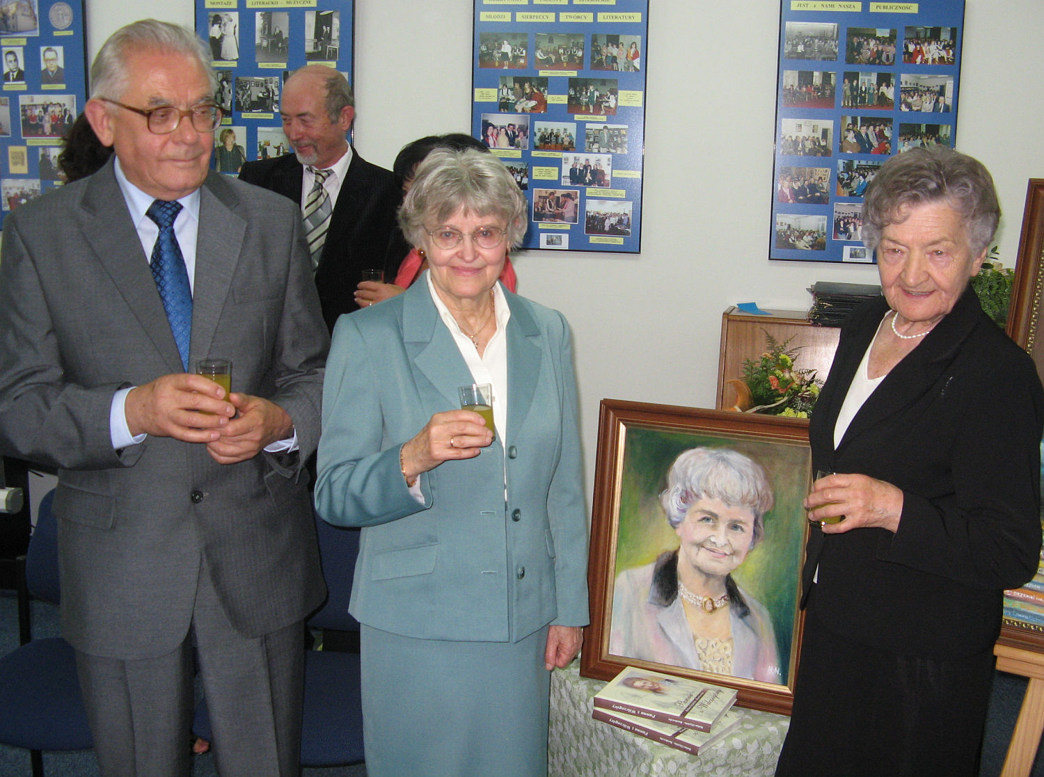 Laureaci medalu Pro Domo Sua - Halina i Jan Burakowscy przy jednym z portretw namalowanych specjalnie z okazji uroczystoci przez malark Halin Szae­ck-Nasiowsk  (pierwsza od lewej).
