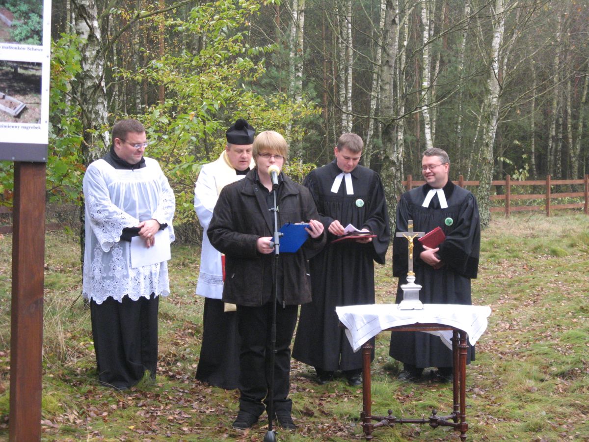 Inicjator i gwny koordynator projektu renowacji cmentarza - ucze LO Tomasz Kowalski - w trakcie okolicznociowego  przemwienia.
