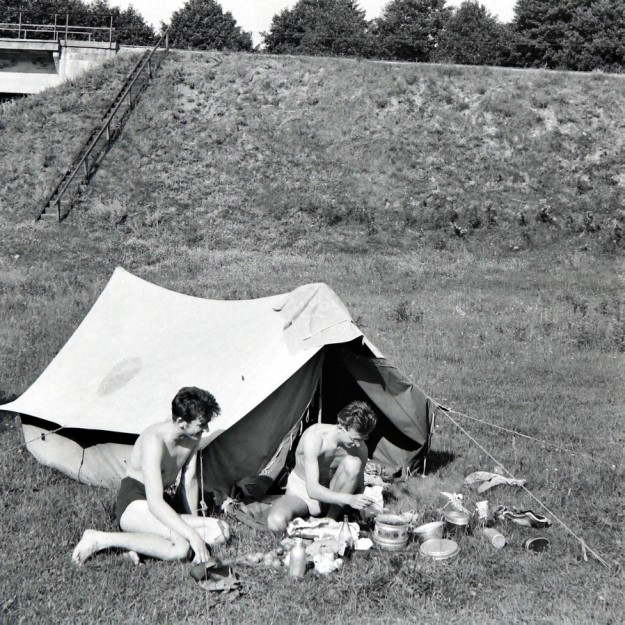 Biwak uczestnikw wycieczki w okolicach Sierpca, 1959 rok.