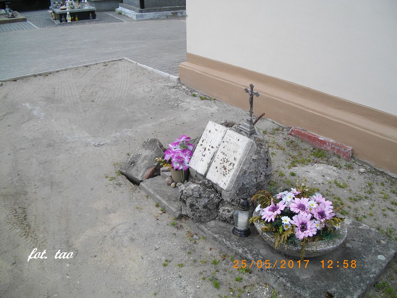 Gincy pod koami samochodw nagrobek jednego z fundatorw kaplicy cmentarnej na cmentarzu parafialnym w Sierpcu, maj 2017 r.