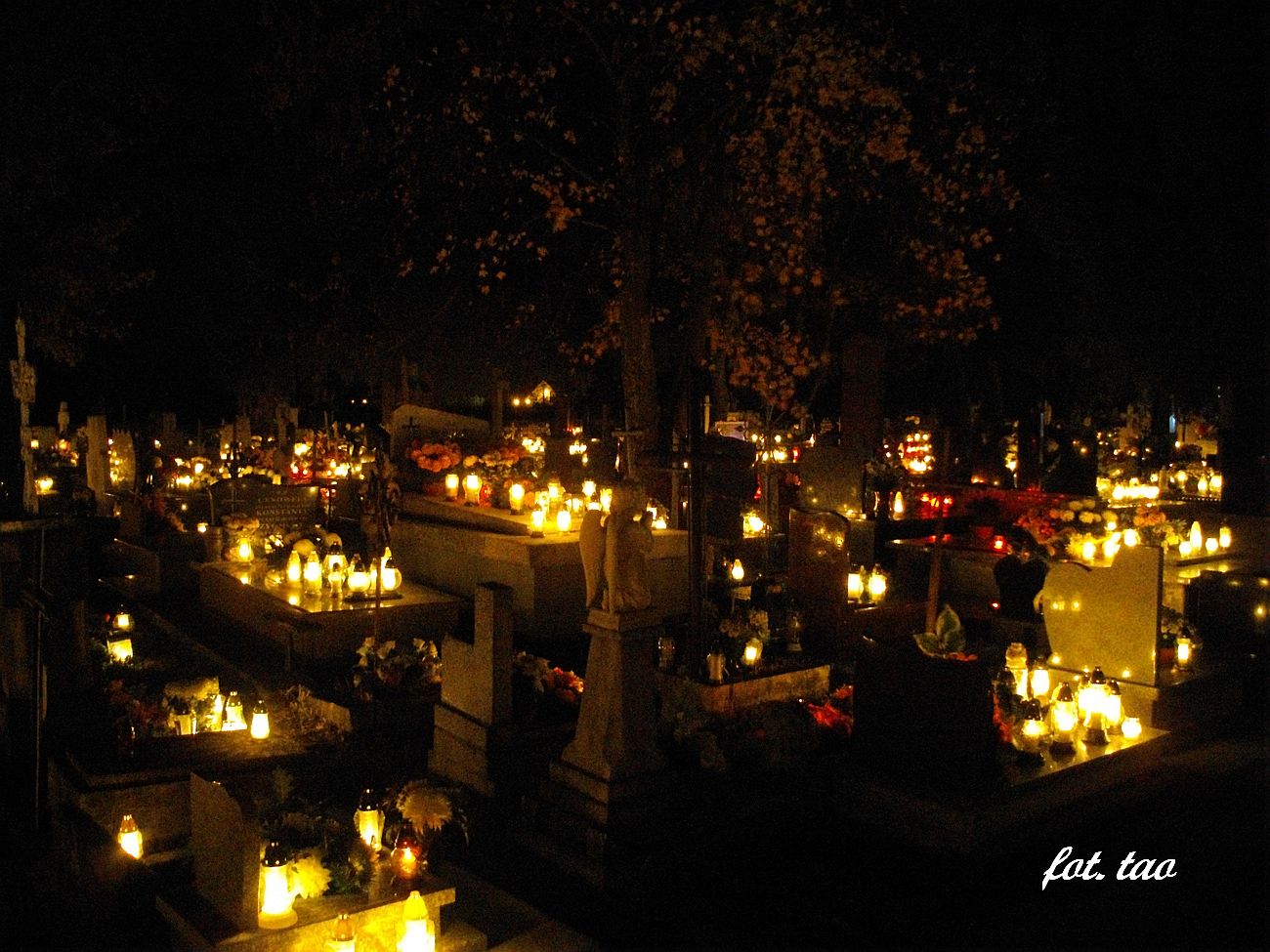 Wieczorny spacer po terenie cmentarza parafialnego w dniu Wszystkich Świętych, 1.11.2018 r.