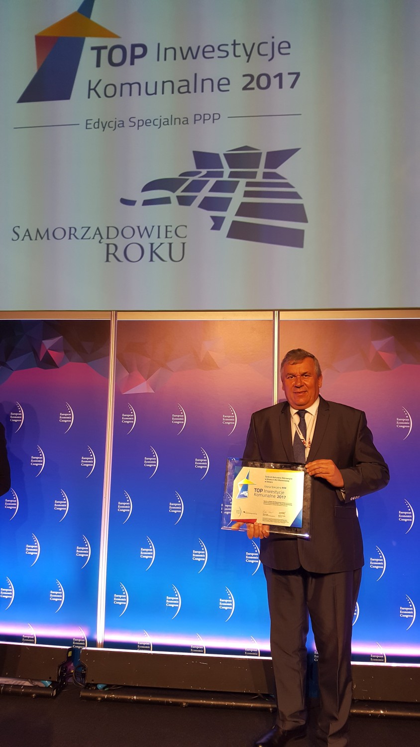 Dyrektor MWM w Sierpcu Jan Rzeszotarski z nagrod w plebiscytu Top Inwestycje Komunalne 2017, maj 2017 r.