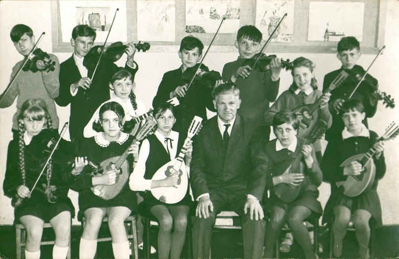 Nauczyciel muzyki, Zenon Jankowski, razem z wychowankami. Zdjcie wykonane w Domu Kultury Dzieci i Modziey w Sierpcu.